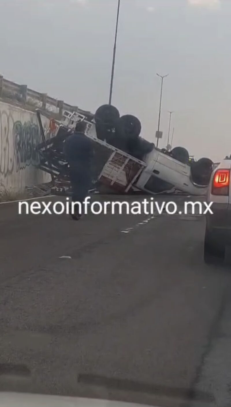 Volcadura de camioneta de redilas en el Libramiento Junípero Serra: Autoridades atienden la situación