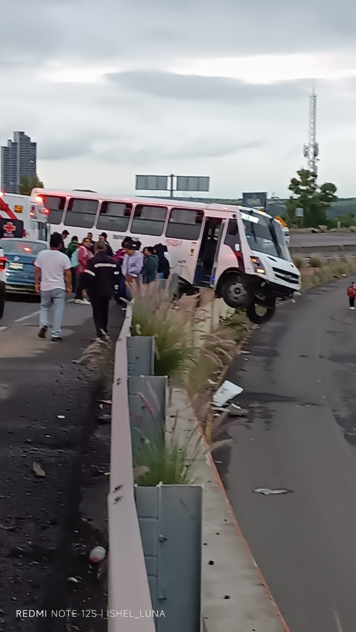 Aparatoso accidente de camión de transporte en el Libramiento Norponiente deja tres lesionados