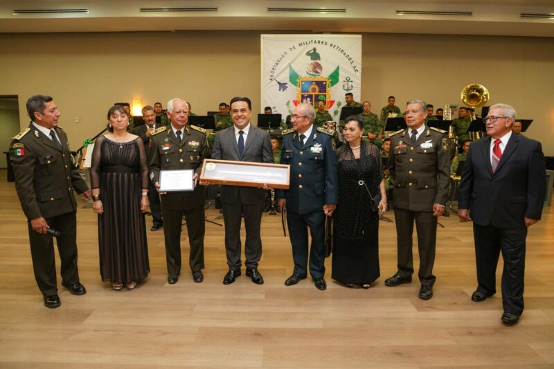 Luis Nava recibe reconocimiento de la Asociación de Militares Retirados por su apoyo a la institución
