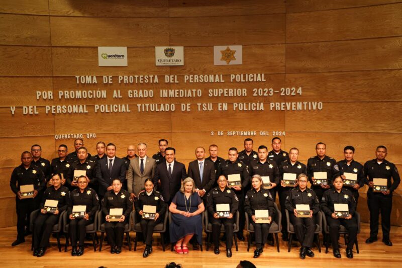 Luis Nava toma protesta a 24 Policías ascendidos y 13 titulados como TSU en Policía preventivo