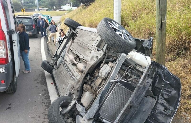 Aparatoso accidente en acceso a Los Cues, dos vehículos volcados sin lesionados