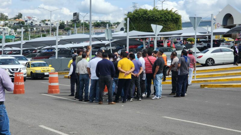 Taxistas bloquean central camionera de Querétaro en protesta contra plataformas digitales