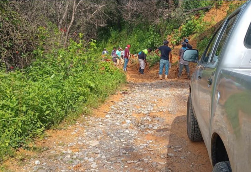 Deslave de tierra en Pinal de Amoles afecta comunicación de Puerto Colorado