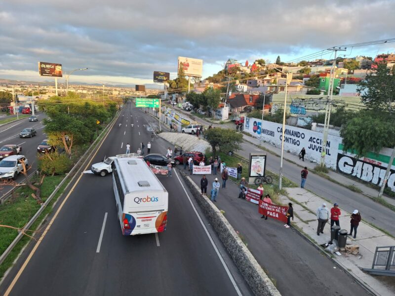 Caos vial en Bernardo Quintana por manifestación ciudadana