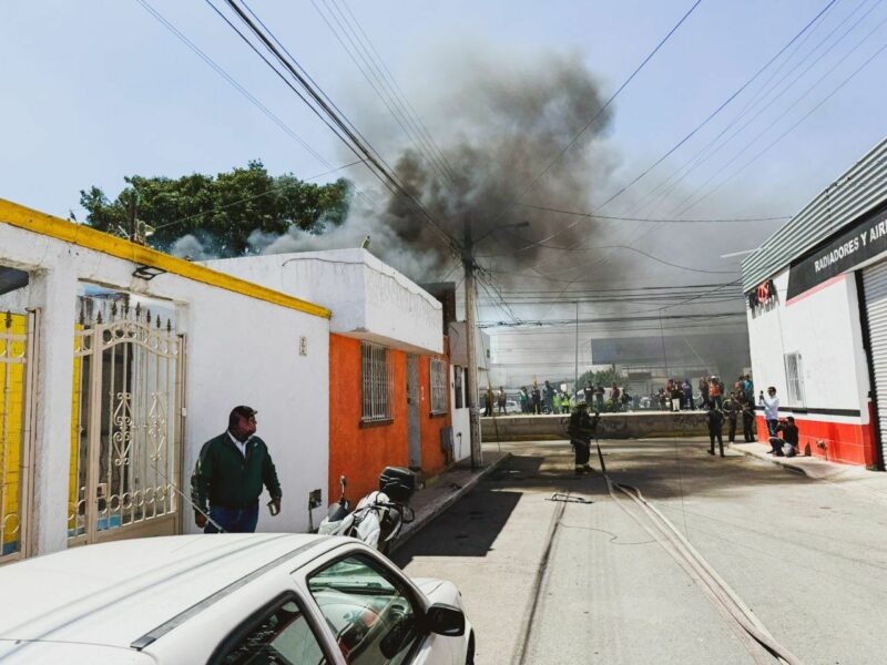 Incendio consume taller mecánico en Querétaro; no se reportan lesionados