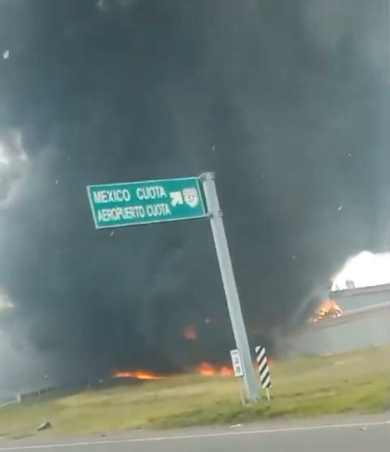 Volcadura de pipa con combustible en el trébol del Parque Industrial Bernardo Quintana genera cierre carretero y despliegue de emergencias