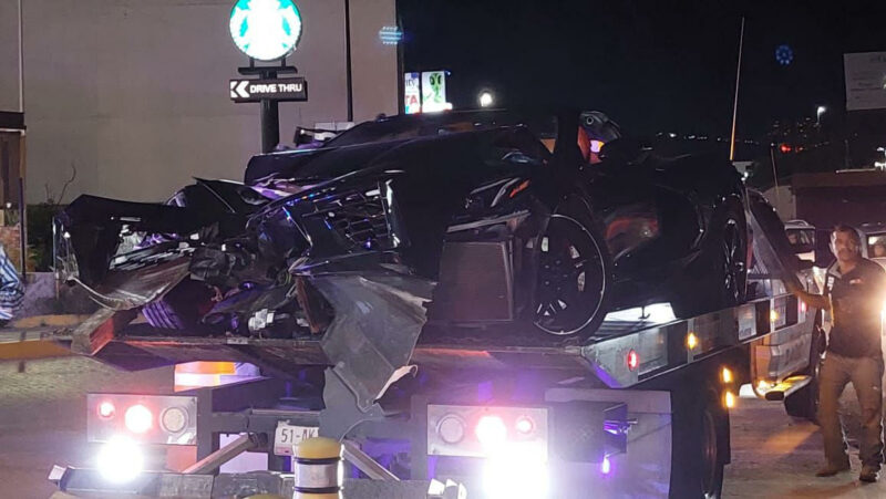 Conductor pierde control y destroza auto deportivo en Querétaro