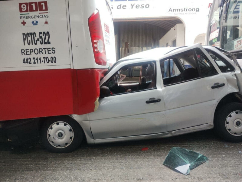 Vehículo Compacto Aplastado Entre Dos Camiones en Querétaro: Accidente Causa Cierre Parcial de Vialidad