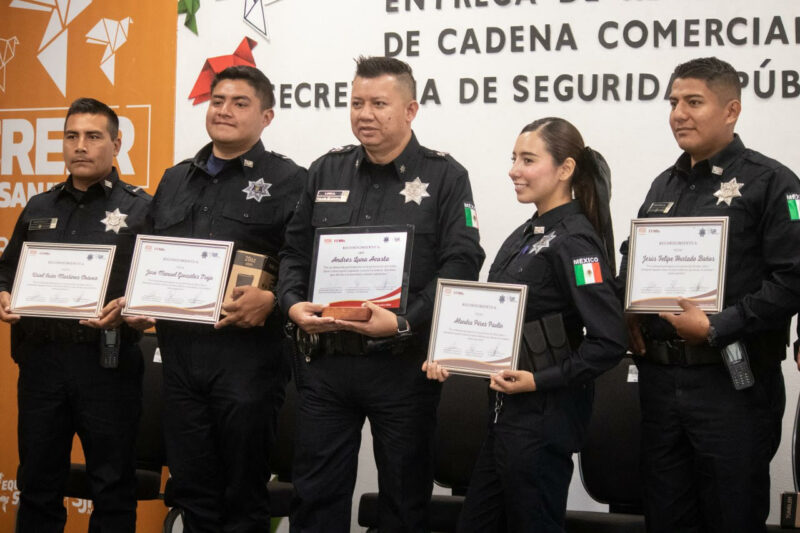 Oxxo reconoce a 14 policías de San Juan del Río por su destacada labor en seguridad