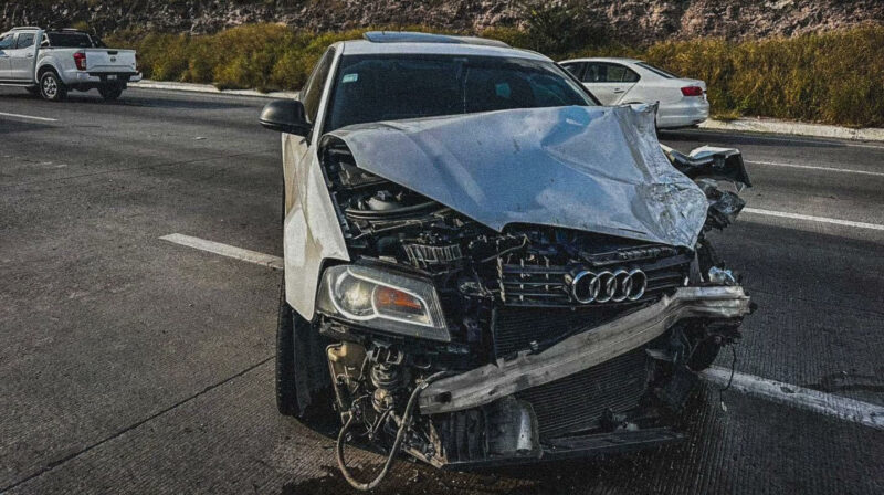 Aparatoso choque en la carretera 57 en El Marqués deja solo daños materiales