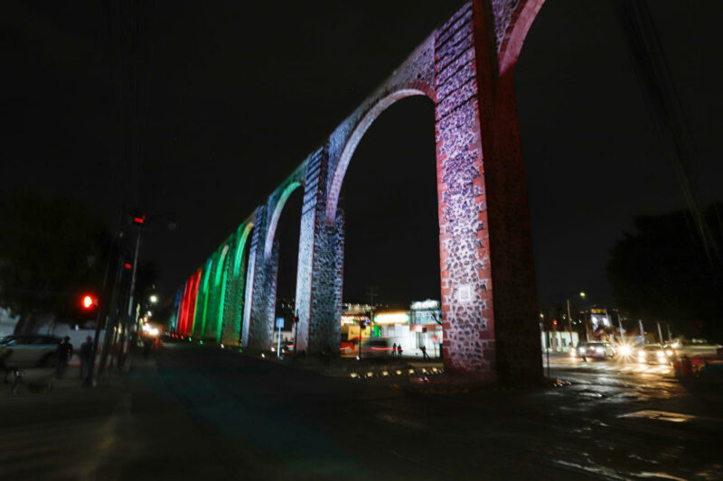 Inauguran nueva iluminación en Los Arcos de Querétaro