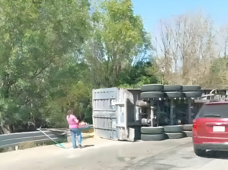 Volcadura de tráiler con 40 toneladas de maíz genera caos vial en Querétaro