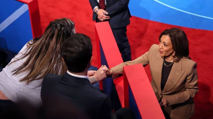 Kamala Harris aborda el tema migratorio y conecta con votantes Hispanos en Las Vegas