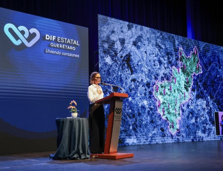 Car Herrera de Kuri presenta su tercer informe de actividades del DIF Estatal