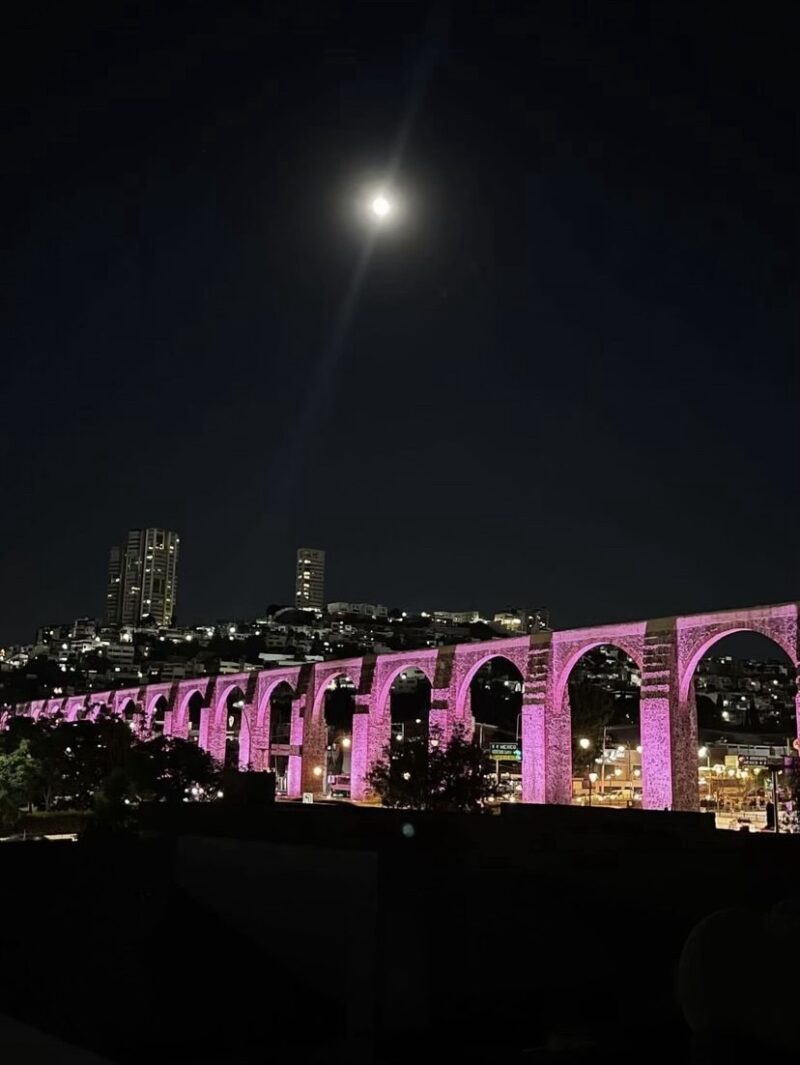 Los arcos de Querétaro se Iluminan de Rosa por el Día Internacional de la lucha contra el Cáncer de Mama 