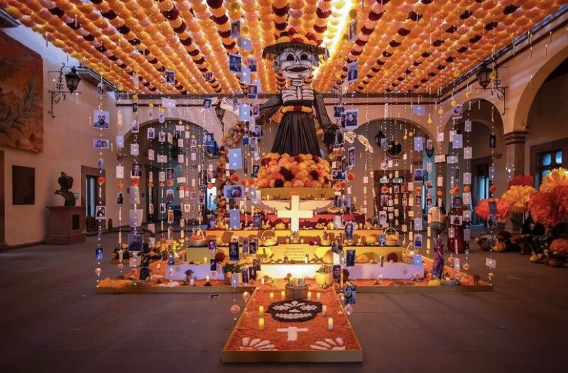 Conmovedor homenaje: Altar de Muertos monumental rinde tributo a policías
