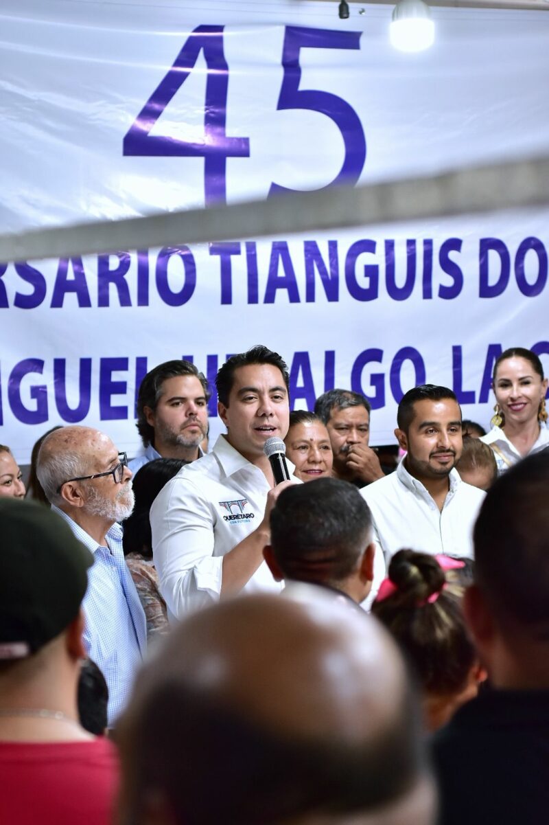 Felifer Macías celebra el 45 aniversario del tianguis dominical “Miguel Hidalgo” en La Cruz