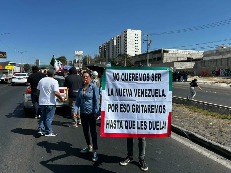 Trabajadores del PJF bloquean la carretera 57 en Querétaro y exigen mejoras laborales