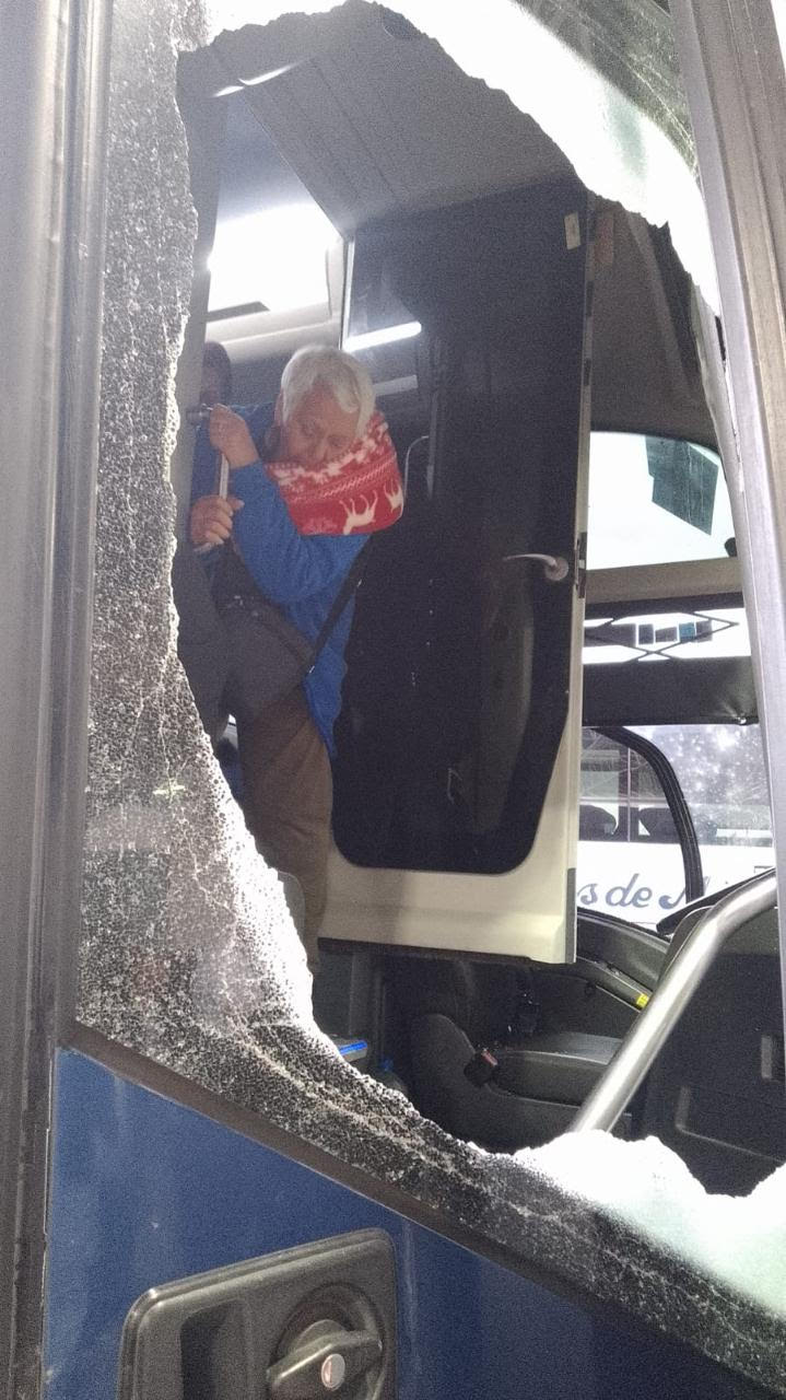 Violento intento de robo a autobús en El Marqués, pasajeros salen ilesos