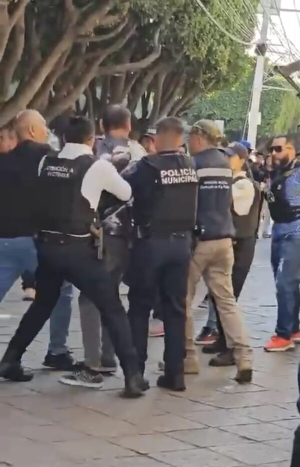Comerciantes agreden a inspectores en Alameda Hidalgo: Autoridades condenan los hechos