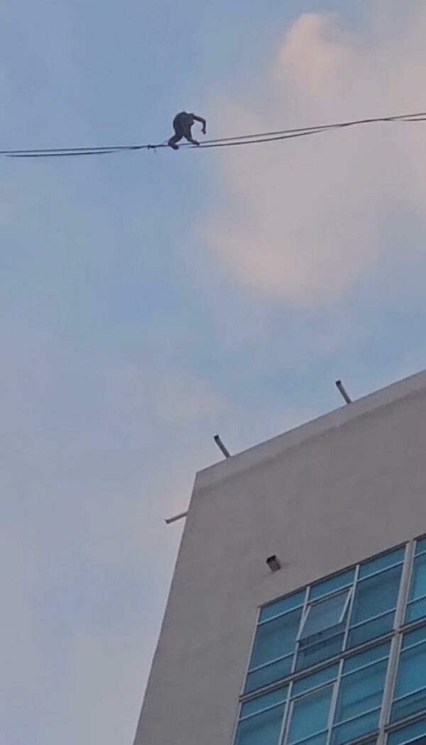 Equilibrista causa revuelo en Juriquilla Towers tras cruzar entre las torres