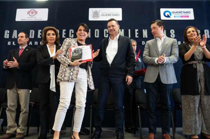 Mauricio Kuri distingue a empresas socialmente responsables en Querétaro