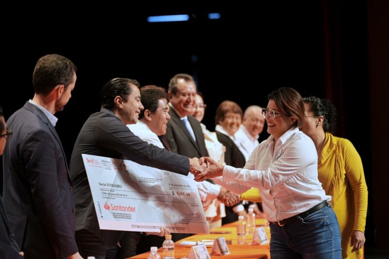 Felifer Macías reconoce la labor de maestros queretanos y refrenda su compromiso con la educación