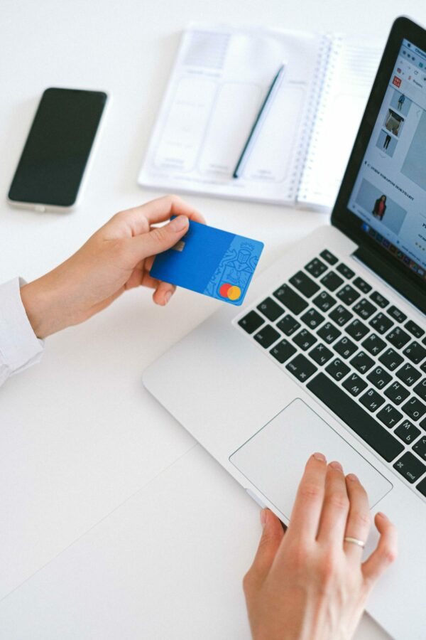 SAT impone nuevo impuesto a compras con tarjeta en plataformas extranjeras: ¿Qué implica para los consumidores?