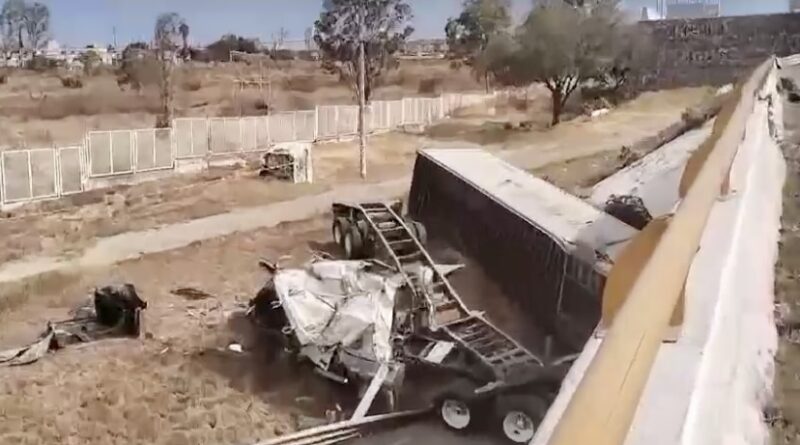 Espectacular accidente en el trébol de San Juan del Río: Tráiler cae de puente vehicular