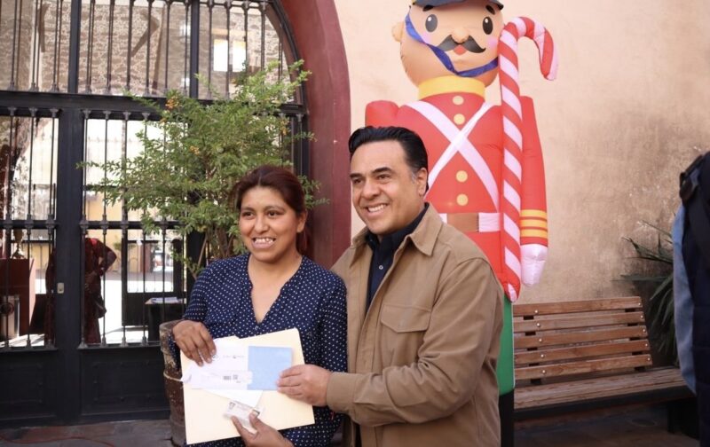 Luis Nava entrega a mas de mil mujeres tarjetas Contigo en San Juan De Río