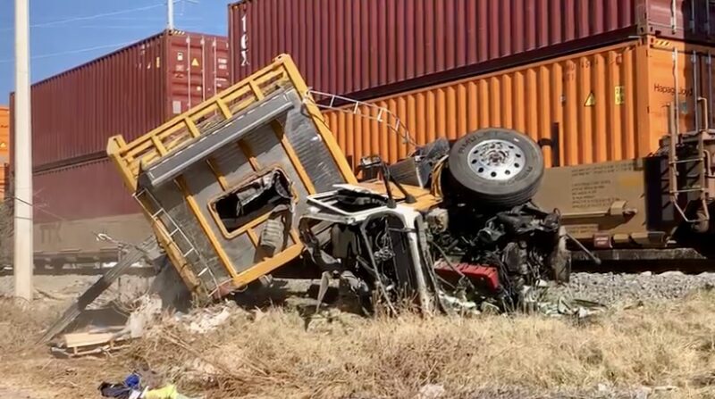Camión de carga es arrastrado por un tren en Viborillas: Conductor afortunadamente estable