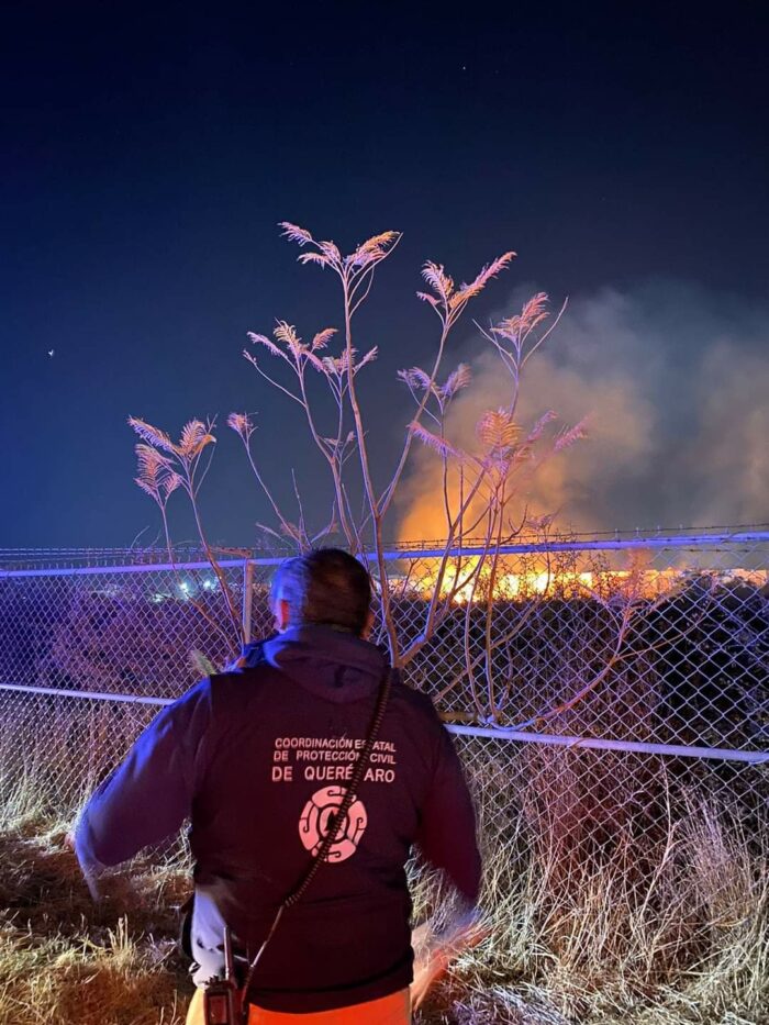 Controlan incendio en pastizal cerca de la Feria de Querétaro: sin riesgos para la población