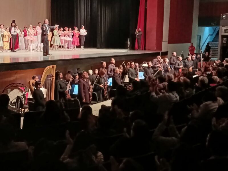 La magia de “El Cascanueces” cierra con broche de oro la temporada de la OFEQ