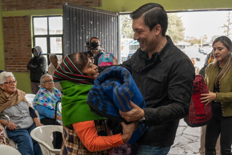 Rodrigo Monsalvo entrega más de 5,000 despensas a familias vulnerables en El Marqués