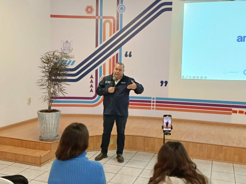 Querétaro pone freno a distracciones: Prohíbe el uso del celular al volante en el transporte público
