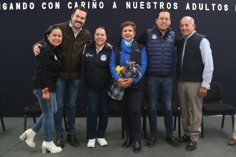 Chepe Guerrero y Gaby Trápala entregan cobijas y chalecos a adultos mayores en Corregidora
