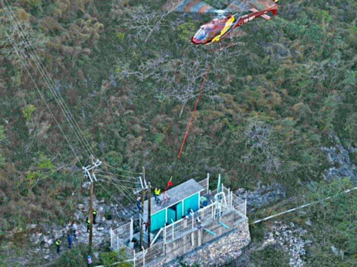 Protección Civil traslada equipo vía aérea para garantizar el suministro de agua en Pinal de Amoles