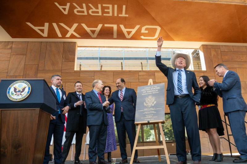 Mauricio Kuri y Ken Salazar celebran la unión entre México y Estados Unidos en nueva embajada