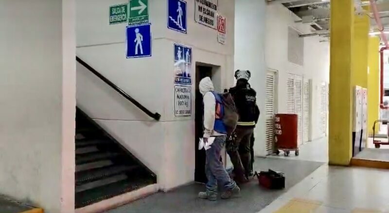 Falla mecánica deja atrapados a cinco personas en elevador del mercado de La Cruz