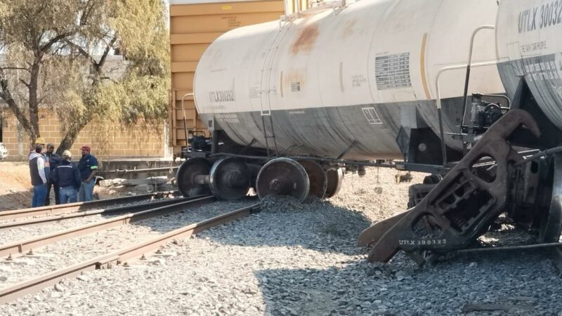 Descarrilamiento de tren en San Juan del Río provoca caos vial