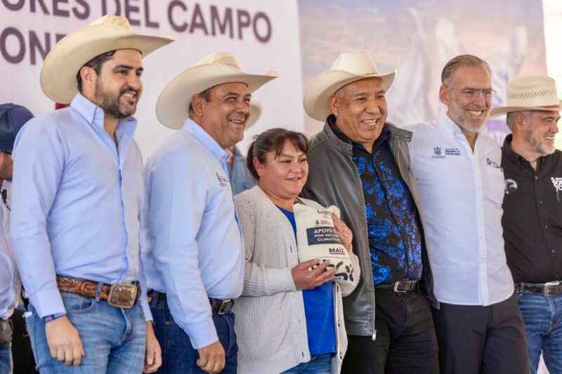 Sedea entrega apoyos de maíz a familias afectadas por la sequía en Amealco
