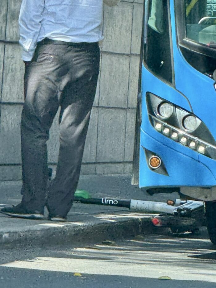 Accidente en Querétaro QroBus provoca caída de usuario de scooter eléctrico