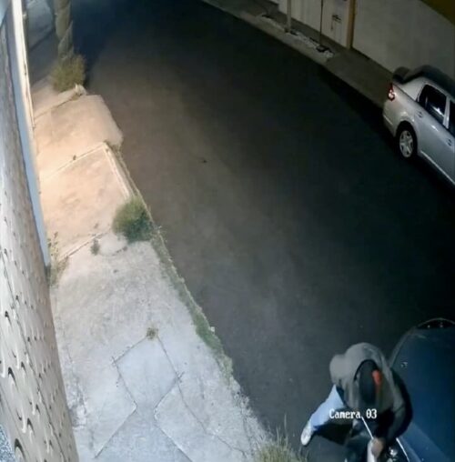 Robo de autopartes en segundos en Colinas del Cimatario cámaras captan a ladrón