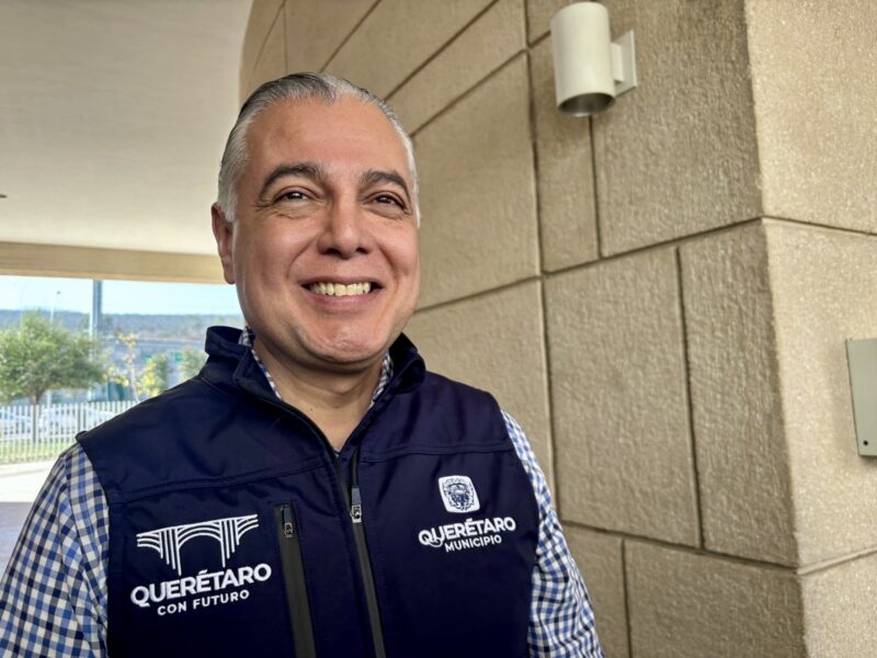 Hombre que escaló escultura en Querétaro será atendido por adicciones