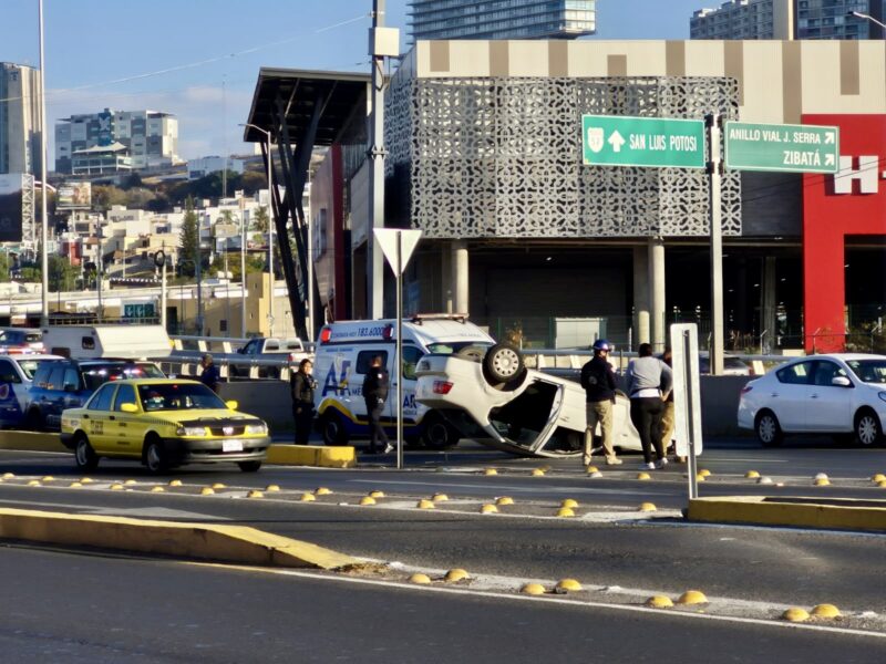 Exceso de velocidad provoca aparatosa volcadura en Fray Junípero Serra deja a una mujer lesionada