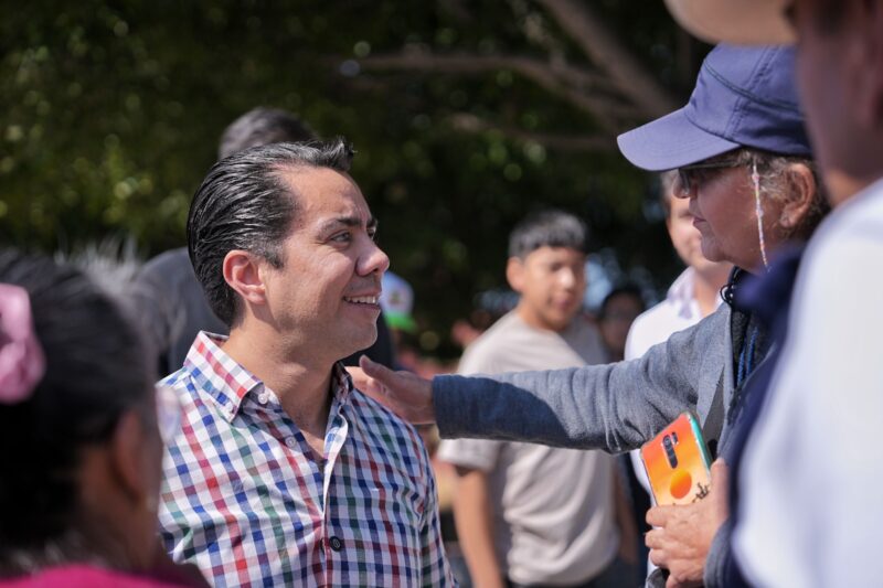Felifer Macías escucha a vecinos de Josefa Ortiz y anuncia obras prioritarias
