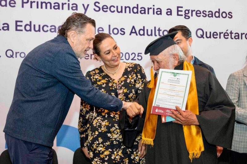 Mauricio Kuri celebra el logro de queretanos que concluyeron sus estudios con el INEA