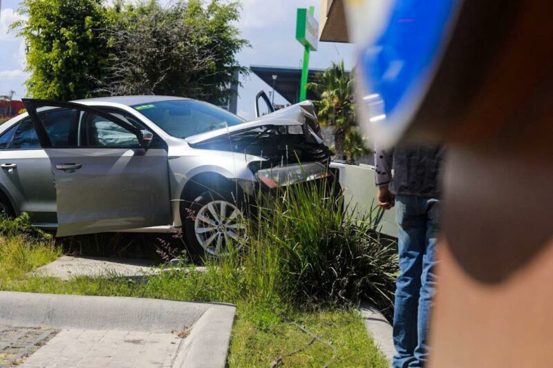Muere hombre al volante en Juriquilla tras aparente paro cardiorrespiratorio