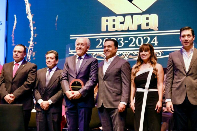 Querétaro reconoce a sus profesionistas entregan reconocimientos por su destacada trayectoria