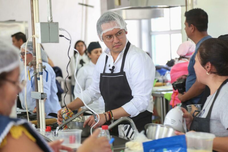 Corregidora apoya el camino al empoderamiento femenino Alcalde Chepe Guerrero apoya talleres de galletería